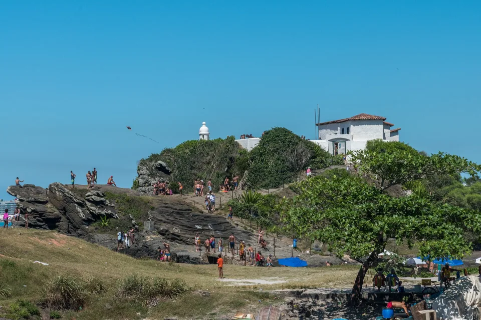 Tagesansicht am Zugang zum Forte São Mateus in Cabo Frio
