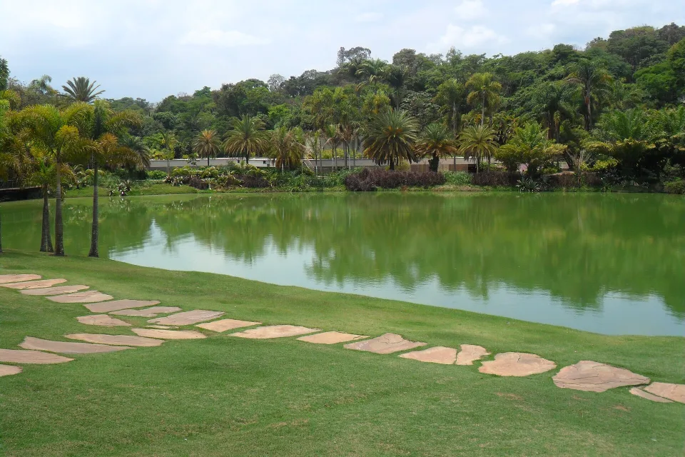 Arte y jardines paisajísticos del Instituto Inhotim en Brumadinho, Minas Gerais