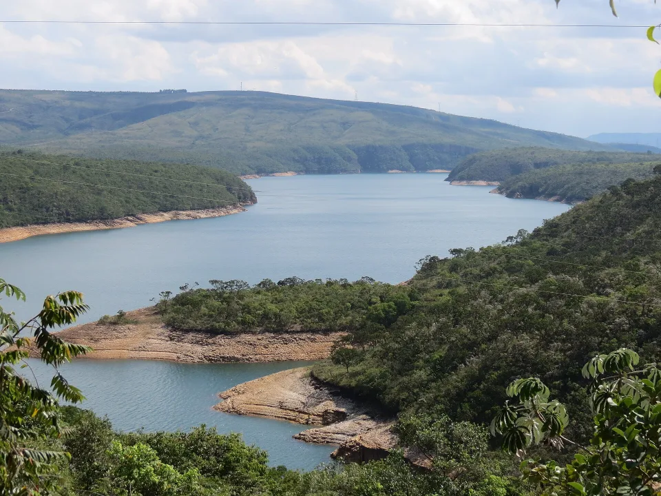 Wide Furnas lake landscape