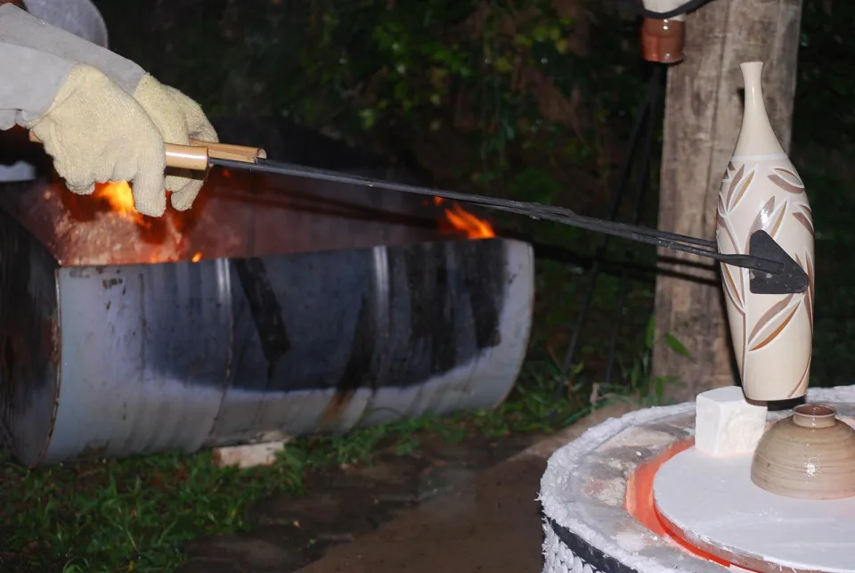 Raku ceramic firing in Cunha