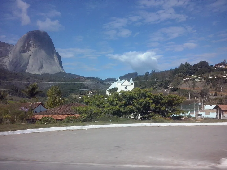Pedra Azul and the church at Aracê