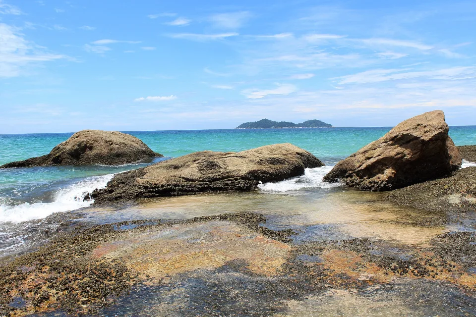 Klares Wasser und Felsen am Strand Lopes Mendes auf Ilha Grande