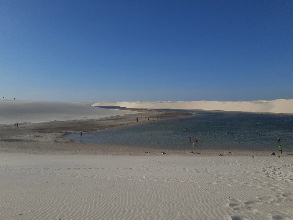 Süßwasserlagune zwischen weißen Dünen in Lençóis Maranhenses