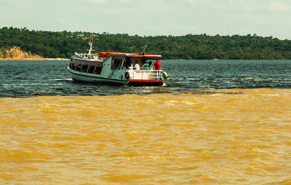 Encontro das Águas bei Manaus, wo Rio Negro und Solimões zusammentreffen