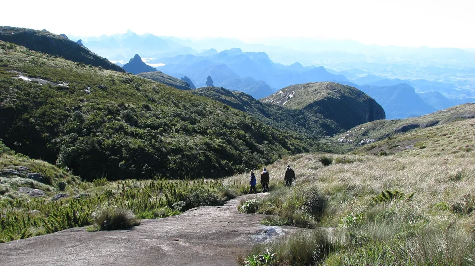 Vista amplia de las montañas Serra dos Órgãos