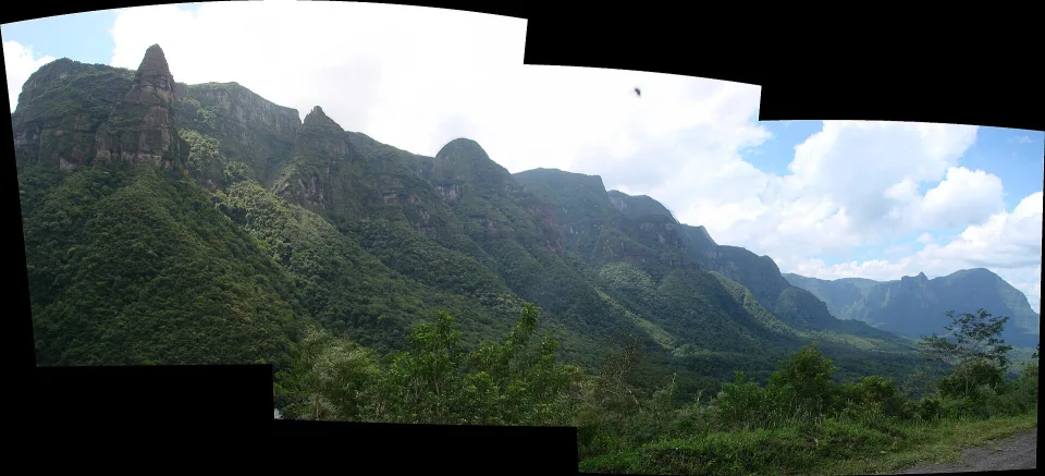 Paisaje de montaña y carretera en Serra do Corvo Branco, Santa Catarina