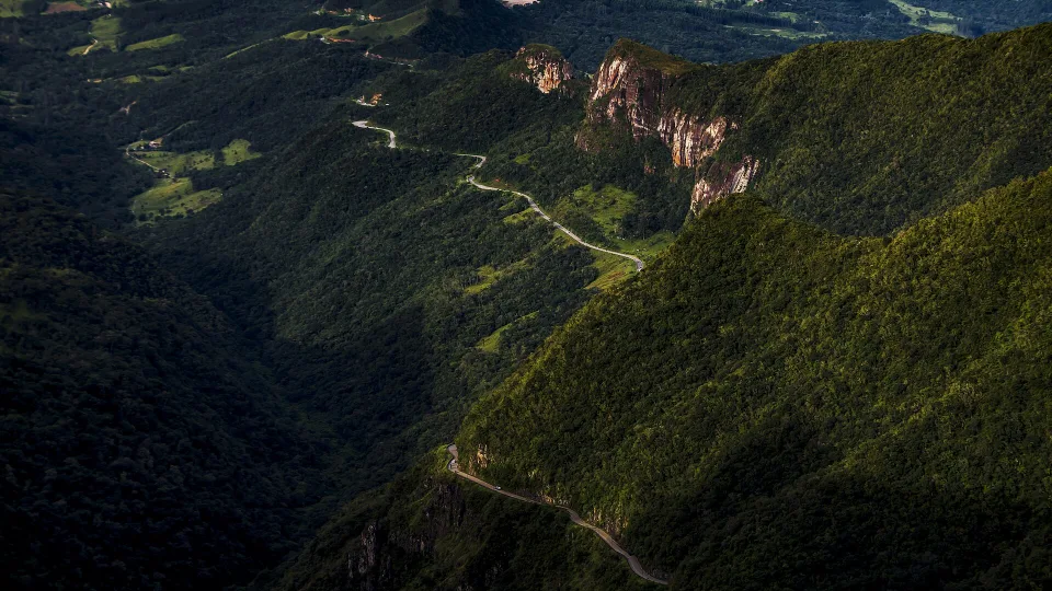 Kurvenreiche Panoramastraße durch die Serra do Rio do Rastro im Süden Brasiliens