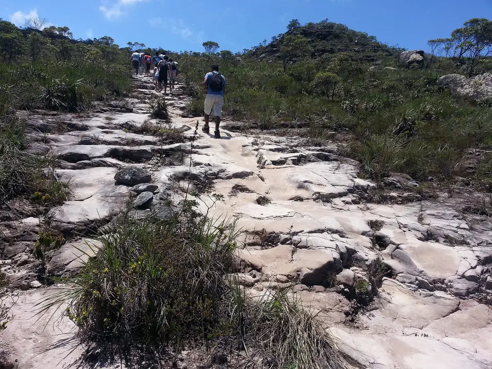 Wanderer auf dem Weg zur Cachoeira da Fumaça in der Chapada Diamantina in Bahia