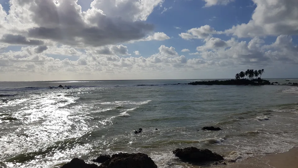 Morning sunlight on waves and shoreline rocks at Morro de São Paulo