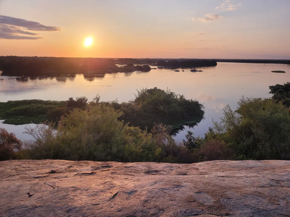 Atardecer sobre el río São Francisco cerca de Petrolina, con islas y una orilla rocosa