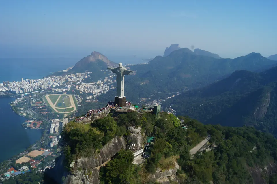 Cristo Redentor sobre Río de Janeiro, con la laguna, la costa y las montañas boscosas al fondo