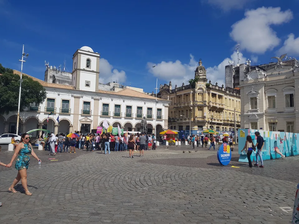 Personas en una plaza adoquinada rodeada de edificios históricos en Salvador