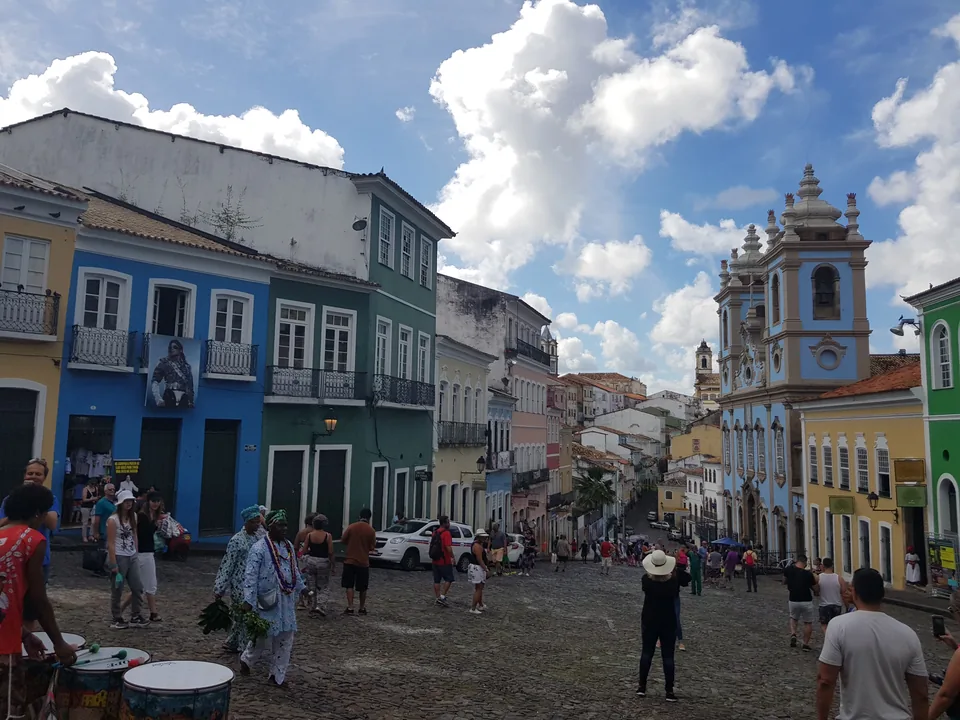 Casas de colores y una torre de iglesia en una calle adoquinada del Pelourinho de Salvador